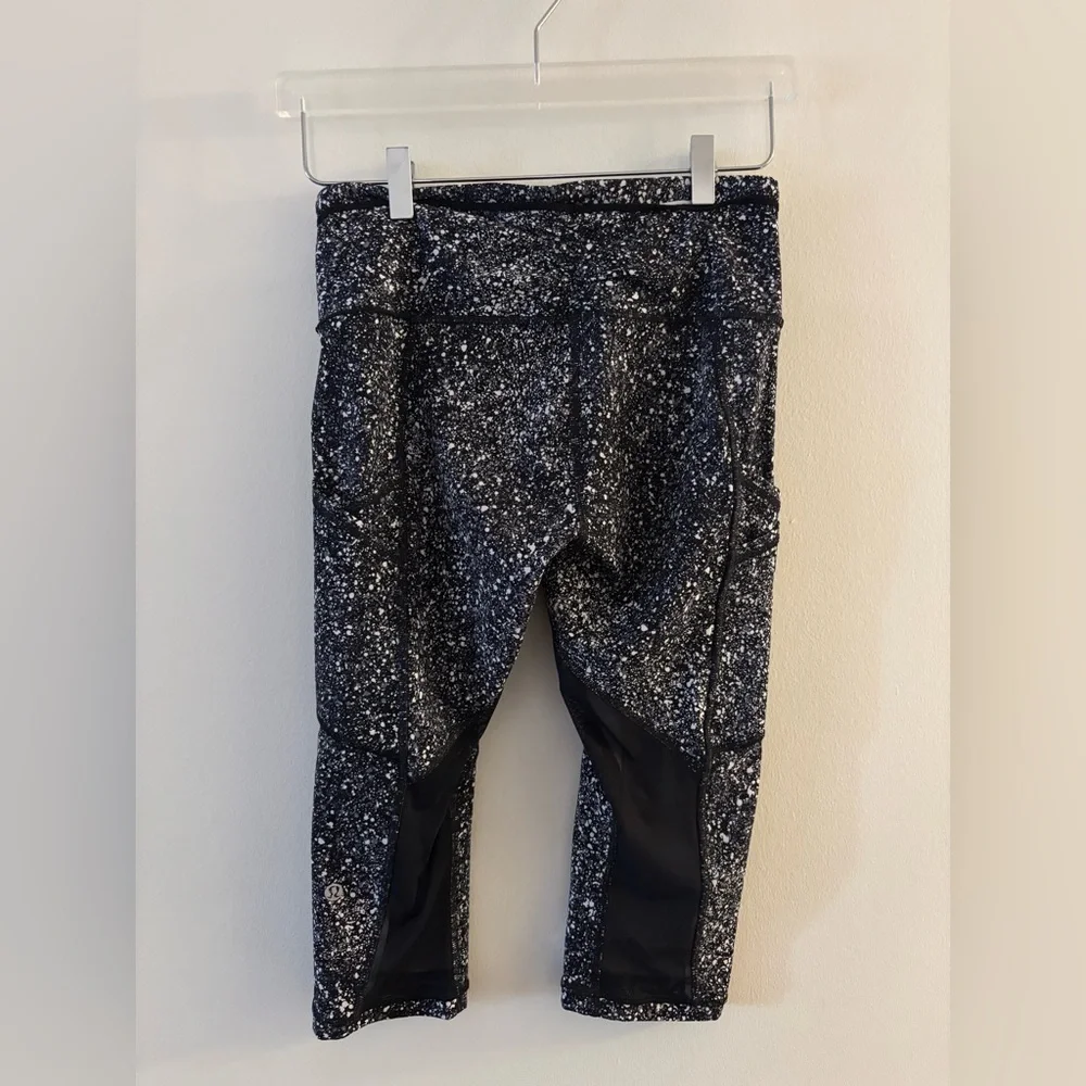 lululemon athletica Black and White Patterned Cropped Leggings Size 6 - Picture 3 of 6